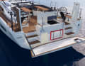 Two companionways lead to the bathing platform and the water. There is now also a storage space for the life raft in the stern