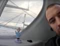 Bild mit Spaßfaktor: Sam Goodchild wird bei seiner Vendee-Globe-Premiere von einer Miniatur-Queen begleitet