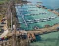 Pour protéger les bateaux contre le vent et les vagues, deux grands môles ont été construits.