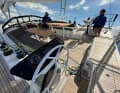 Nouveau : deux tables de cockpit. Ainsi, le passage reste ouvert et de larges bains de soleil sont réalisables dans le cockpit.