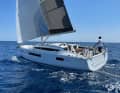 The hard-set chines, the long hull windows and the elongated cabin superstructure characterise the appearance.