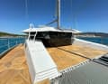 Avant avec beaucoup d'espace pour une utilisation multiple. La casquette blanche en aluminium au-dessus de l'avant du bateau est amovible.