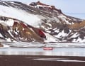 Le yacht en acier rouge vif de Kirchberger dans une baie déserte