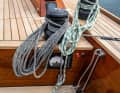 Des winchs séparés sont disponibles pour les écoutes de génois et de grand-voile.