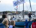 A big welcome on the Kiellinie: friends and acquaintances greet the two circumnavigators.