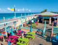 Mentre si gusta un cocktail sulla veranda del "Nipper's Beach Bar" di Great Guana Cay, la vista spazia sull'Oceano Atlantico