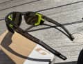 Geliefert wird die Shield Ocean Master Spectron HD Polarized mit abnehmbaren Seitenschilden aus Spandex, die Seglern bei extremeren Bedingungen optimalen Sonnenschutz bietet und komfortabel zu tragen sind. Zudem sind die leichten Seitenflügel in nur zehn Sekunden an- und abgebaut