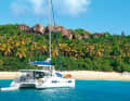 Ein Kat ankert vor den Granit­felsen von The Baths auf der  Insel Virgin Gorda