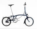 1° premio: Brompton C Line Tempest Blue: sviluppata nella swinging London degli anni Settanta, la Brompton ha gradualmente conquistato il mondo. Per celebrare il suo milionesimo esemplare, lo specialista delle biciclette pieghevoli presenta biciclette nei colori preferiti dalla comunità, tra cui la classica C Line in Tempest Blue. Con il suo robusto telaio in acciaio e i componenti color argento, ricorda la prima Brompton. Sei marce e una sella Brooks C17 per tutte le stagioni completano la dotazione. La tecnologia di piegatura a tre vie, le dimensioni particolarmente compatte - la ruota da 16 pollici entra nella maggior parte delle borse - e il peso ridotto la rendono la compagna perfetta. Valore: 1.895 euro. BROMPTON.COM