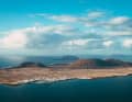 Blick über Lobos und den Hafen Caleta del Sebo