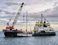 Die „Mrs. Jones“ im Kran des Bergungsschiffs. Nach zwei Tagen auf dem Grund der Nordsee war das Schiff ein wirtschaftlicher Totalschaden