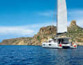 Time at the buoy has run out: the charter catamaran "Moonlight" leaving the fort