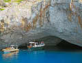 Même les petits bateaux à moteur peuvent entrer dans la Grotte bleue.