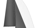 Plan de voilure puissant. La surface de voile au vent est de 42,70 mètres carrés avec génois et grand-voile à tête carrée.
