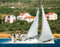 Eine Charteryacht wird in Kroatien von einer Fallbö erwischt