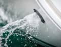 Auspuff: Kommt genug Kühlwasser? Auffällig viel weißer oder schwarzer Rauch zeigen ein Problem an. Kein Kühlwasser? Motor sofort stoppen!