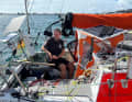 Christian Sauer feilt in Papeete, Tahiti, an seiner "Argo", während er auf die Ergebnisse seiner Untersuchungen wartet.