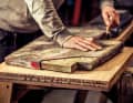 Die Kontur des alten Ruderblattes wird sorgfältig mit dem Bleistift auf den bereits fertig verleimten Rohling des neuen Blattes übertragen
