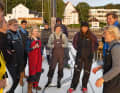 Am Morgen im alten Kieler Olympiahafen ist die Stimmung bei der Sicherheitseinweisung ausgelassen und fröhlich. Die Skipperin Gesine Wutzler, ganz rechts im Bild, ist mit 21 Jahren eine der Älteren an Bord