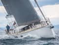 Imposant: Die Scheibenpartie im Deckshaus lässt die Yacht fast ein wenig böse dreinschauen
