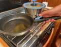 The handle can be operated with one hand and is clamped to the pouring rim of the pans and pots as required.