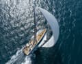 Toutes les voiles d'avant sont mises à plat, y compris les grands A-Sails.