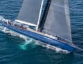 Comme sur des rails : Guillaume Verdier a doté le "Magic Carpet e" d'une quille inclinable de 7,10 mètres de long, qui pivote jusqu'à 45 degrés au vent - le canard se rabat également sur le côté.