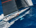 Less weight, but more power. The T-keel with a draught of 4.50 metres is inclined up to 45 degrees to windward