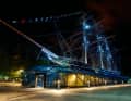 Un point de mire : la carène du clipper est entourée d'un hall de verre