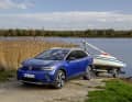 La Volkswagen ID.4 1ST in combinazione con una piccola barca a vela