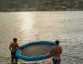 La Party Pool se compose d'un anneau gonflable qui maintient le filet tendu.