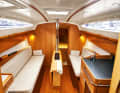 Delphia 34: The boat from Poland has a very cosy interior with a homely ambience. The large hull windows provide plenty of light below deck, but there is a lack of ventilation. The saloon table is unusually long and prepared for the centreboard version; it acts as a room divider