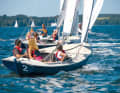 Jugendliche an Pinne und Schot beim Segelkurs an der Hanseatischen Yachtschule Glücksburg