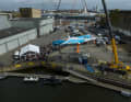 Grosse affluence lors du grutage pour l'Imoca le plus jeune de la classe à ce jour