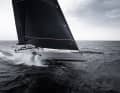 Lorsque l'aile en forme de T est abaissée hydrauliquement sous le vent, elle supporte environ 60 pour cent du déplacement lorsque le vent est suffisant. Les 34 mètres naviguent alors sur le bord d'attaque et ressemblent à un catamaran.