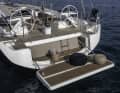 The bathing platform not only opens up the stern, but also the aft part of the deck. This creates a kind of sun lounge