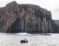 Bevor er sich in Richtung australisches Festland aufmachte, segelte er vor der imposanten Küste Tasmaniens.