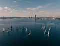 Ein Teil der Rund-Dänemark-Flotte aus der Luft betrachtet.