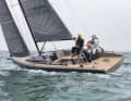 Beautiful, but not perfect. Powerful lines with a negative deck jump and vertical stem. However, the halyard cover is mirror-smooth, the running deck narrow