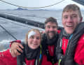 Les co-skippers Will Harris, Boris Herrmann et Rosalin Kuiper célèbrent leur fête de la montagne au large du Cap-Horn