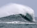 Traum jedes Surfers: eine Bigwave am Praia do Norte Nazare Portugal