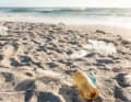 Plastikflaschen und Müll am Strand