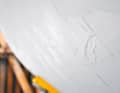 2. elle est appliquée en fine couche avec une spatule dentée et lissée à la truelle. Les inégalités ne disparaissent pas
