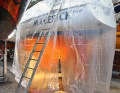 3. Das Unterwasserschiff ist in  eine starke Bauplane (75 my) verpackt, um Staub von anderen Booten fernzuhalten