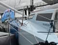 En raison de la longueur des foils, il faut de grandes défenses pour éloigner le bateau du ponton.