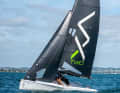 Plan de voilure sportif. Les bonnes voiles One-Design et le gréement en fibre de carbone font partie de la livraison