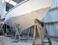2 The ship is held in place by mobile supports. The last unevennesses are filled in the second levelling step