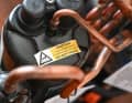Kompressor: Genau wie beim Kühlschrank komprimiert er das eigentlich gasförmige Kältemittel, damit es sich verflüssigt. Die bei der Komprimierung entstehende Wärme wird über den Wärmetauscher abgeführt