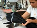 Das wasserdichte Tape wird mit über 500 Grad und vier Bar Druck verklebt.
