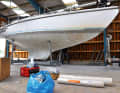4 Six months later, the hull is dry and reconstruction can begin. The transition to the hull gelcoat was levelled with the random orbital sander. The hull should be thoroughly degreased before laminating